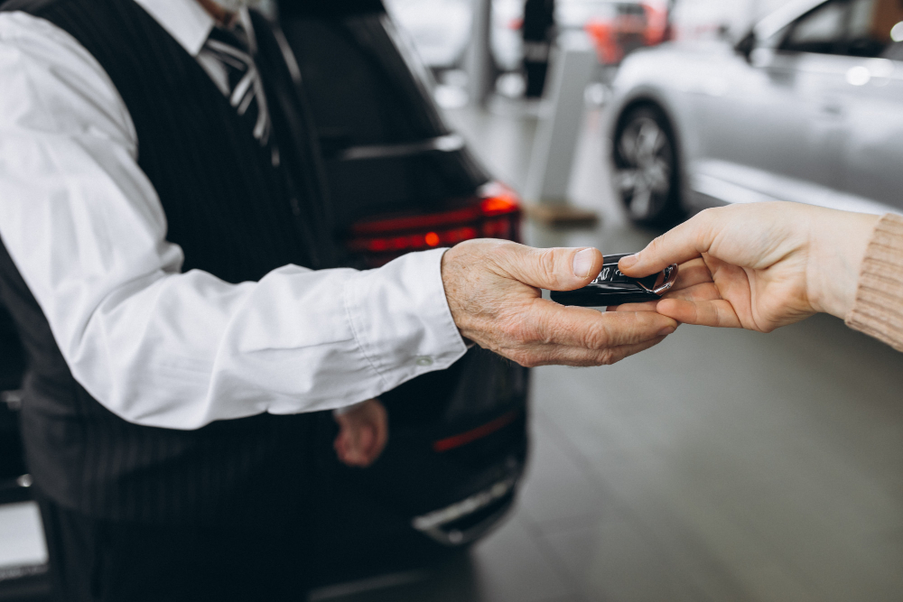 Homme recevant la cl d'une voiture de location