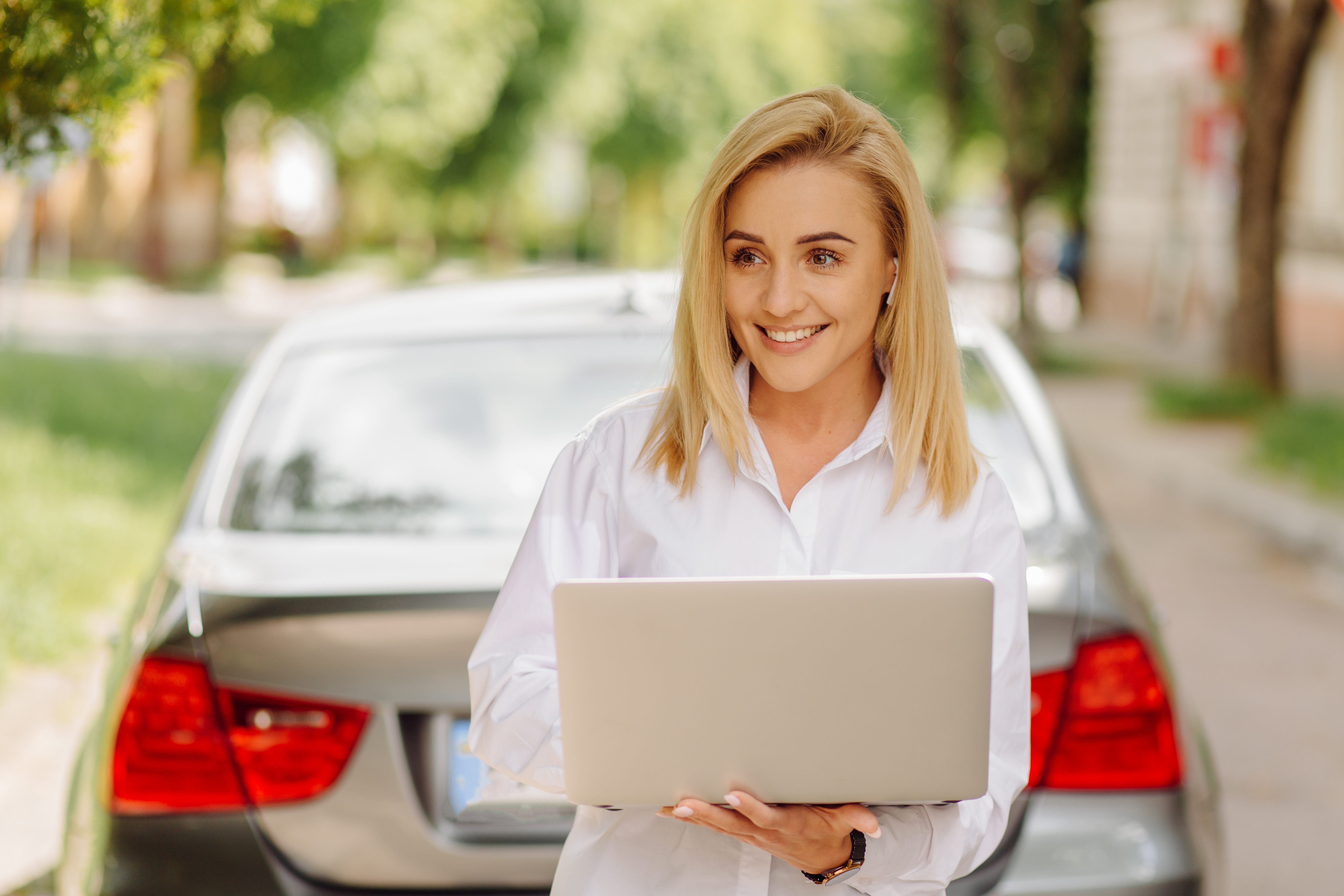 Femme d'affaires travaillant sur ordinateur portable en extrieur dans un parc en ville