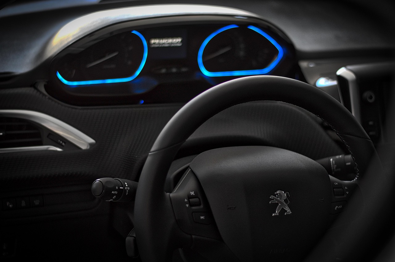 L'int�rieur d'une peugeot 208 c�t� conducteur