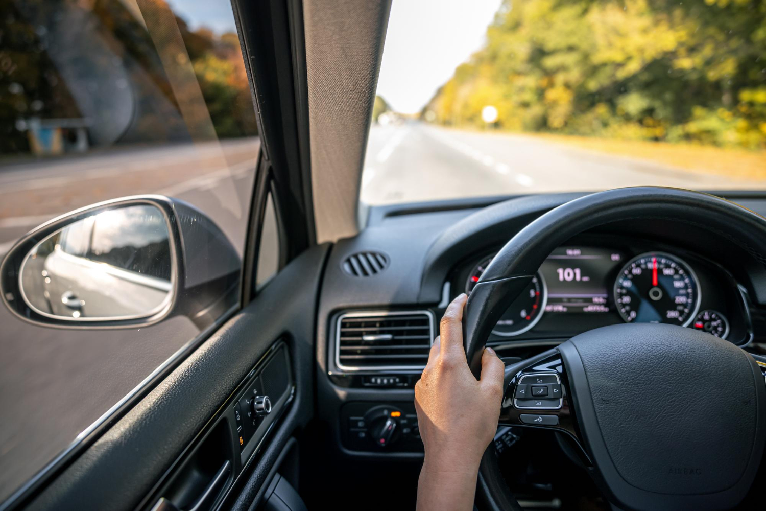 Femme tenant le volant d'une voiture à l'intérieur d'un véhicule Femme tenant le volant d'une voiture à l'intérieur d'un véhicule